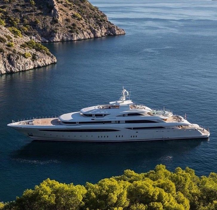 Superyacht au mouillage