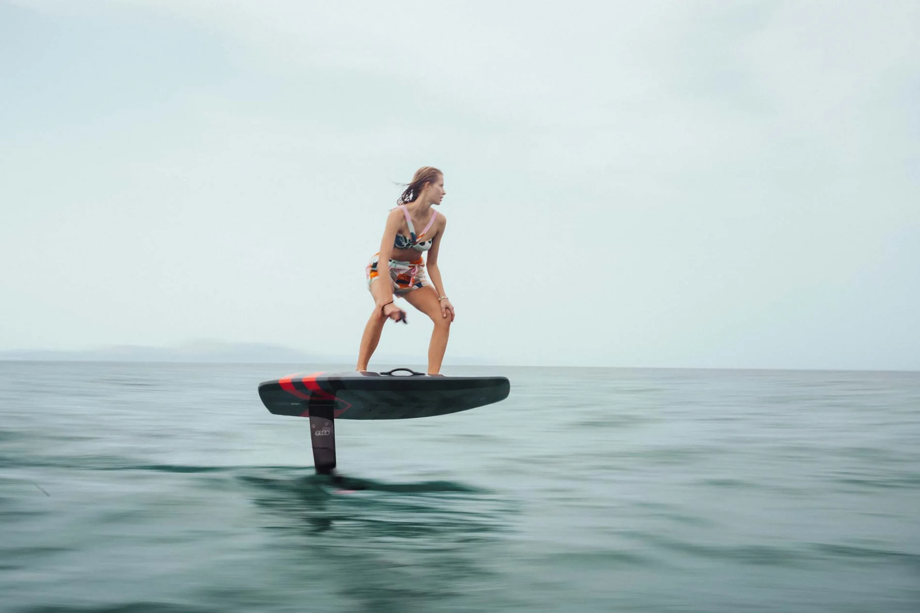 Rideuse d'efoil en vol au-dessus de la mer